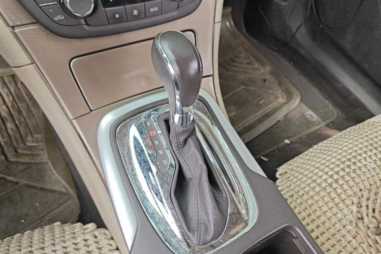 Used Buick Regal 2012 2.0L Luxury Edition Gear Lever