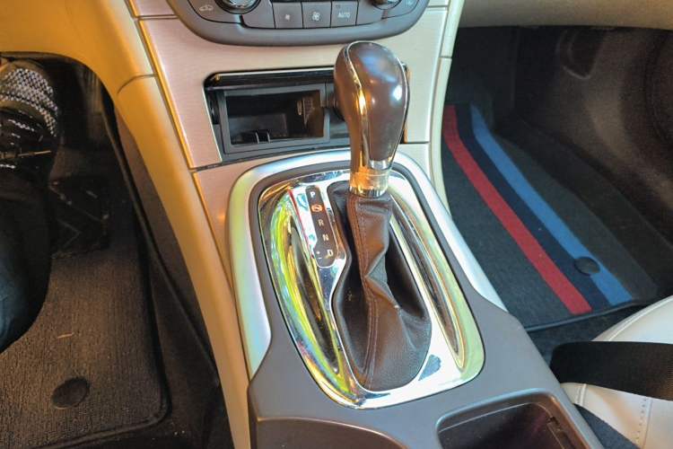 Used Buick Regal 2012 2.0L Luxury Edition Gear Lever