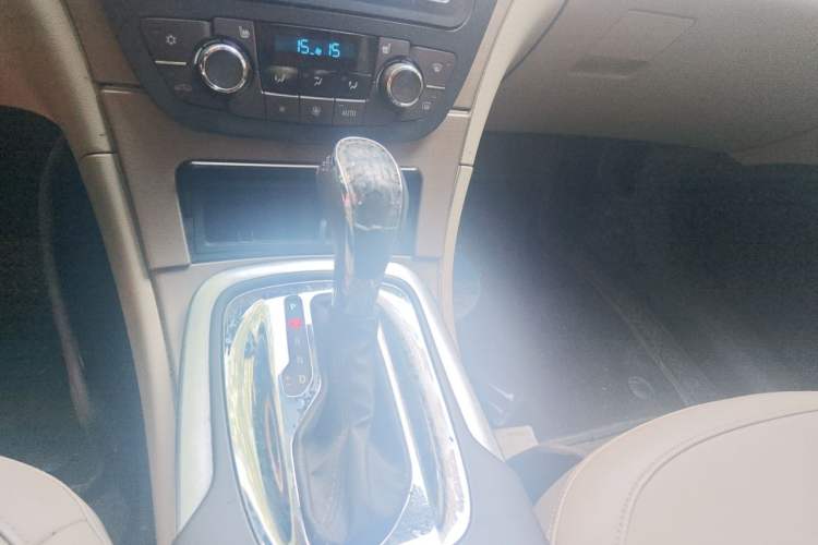 Used Buick Regal 2012 2.0L Luxury Edition Gear Lever