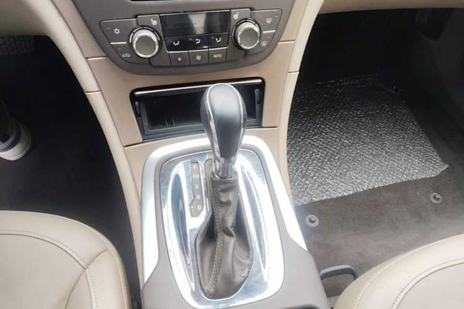 Used Buick Regal 2012 2.0L Luxury Edition Gear Lever