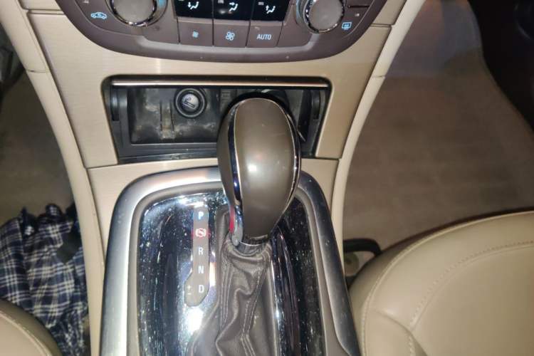 Used Buick Regal 2012 2.0L Luxury Edition Gear Lever