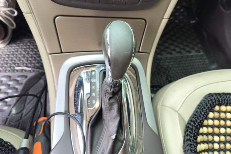 Used Buick Regal 2012 2.0L Luxury Edition Gear Lever