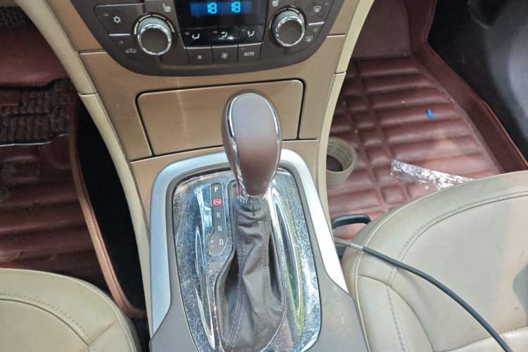 Used Buick Regal 2012 2.0L Luxury Edition Gear Lever