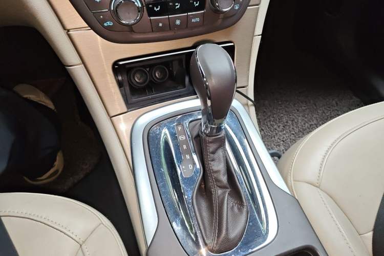Used Buick Regal 2012 2.0L Luxury Edition Gear Lever