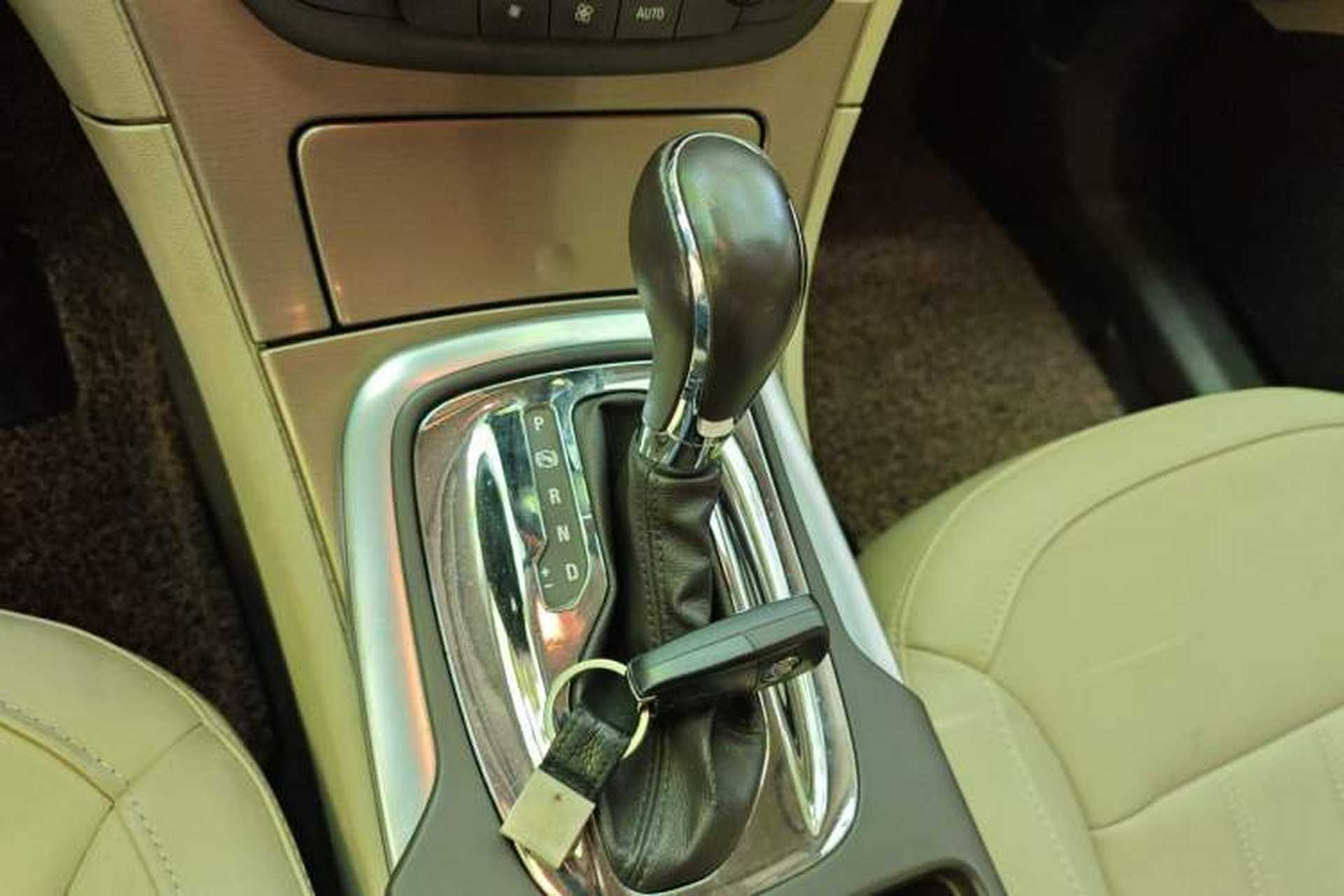 Used Buick Regal 2012 2.0L Luxury Edition Gear Lever