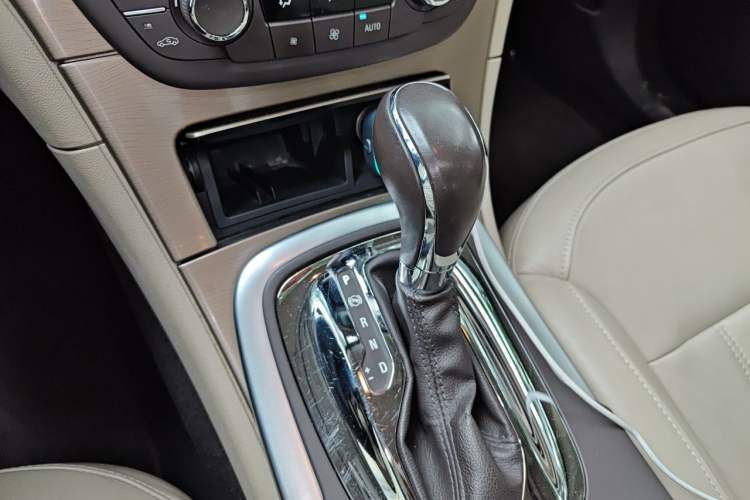 Used Buick Regal 2012 2.0L Luxury Edition Gear Lever