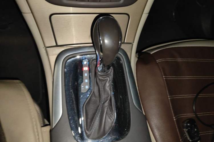 Used Buick Regal 2012 2.0L Luxury Edition Gear Lever