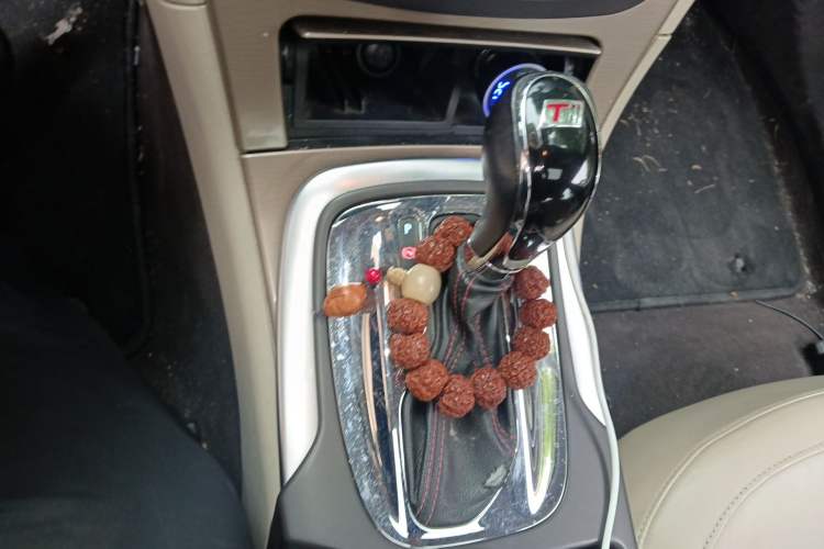 Used Buick Regal 2012 2.0L Luxury Edition Gear Lever
