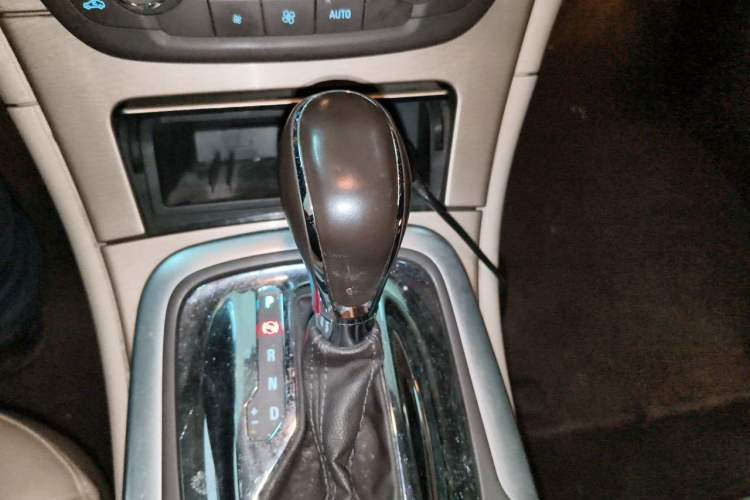 Used Buick Regal 2012 2.0L Luxury Edition Gear Lever