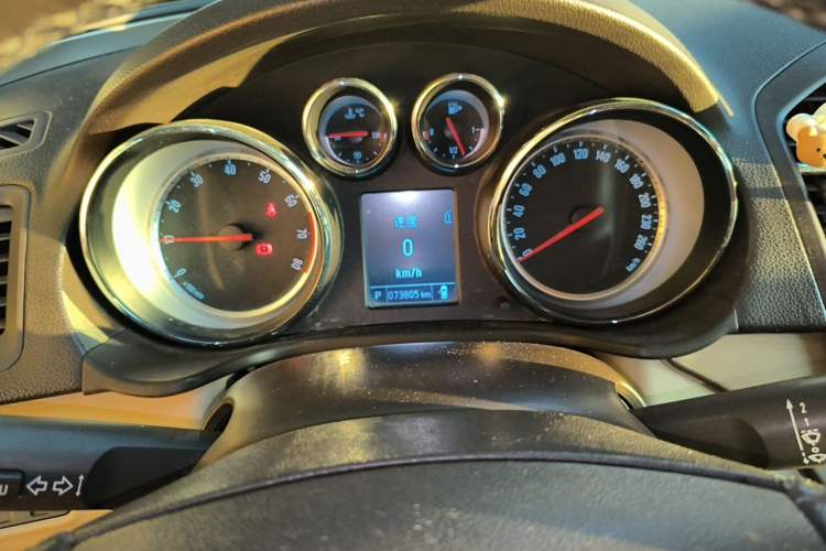 Used Buick Regal 2012 2.0L Luxury Edition Odometer Close Up