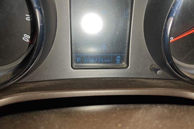 Used Buick Regal 2012 2.0L Comfort Edition Odometer Close Up