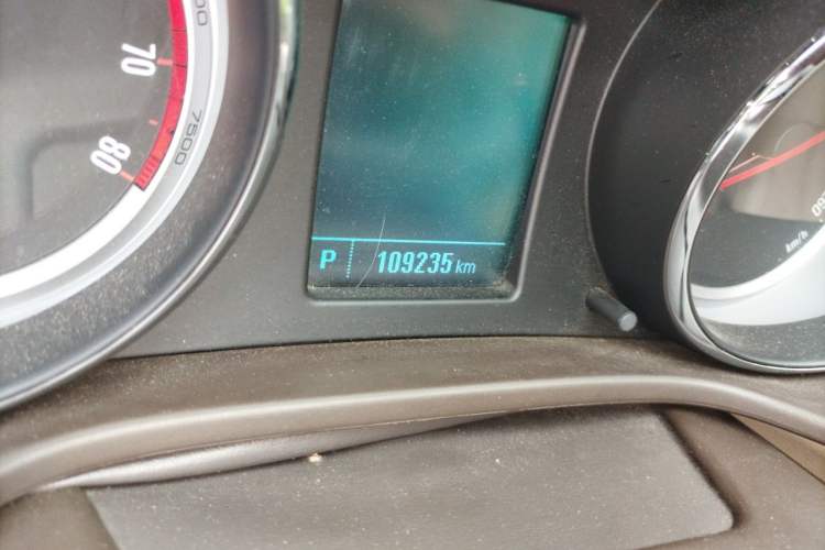 Used Buick Regal 2012 2.0L Comfort Edition Odometer Close Up