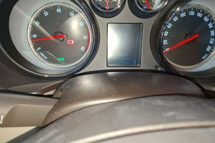 Used Buick Regal 2012 2.0L Comfort Edition Odometer Close Up