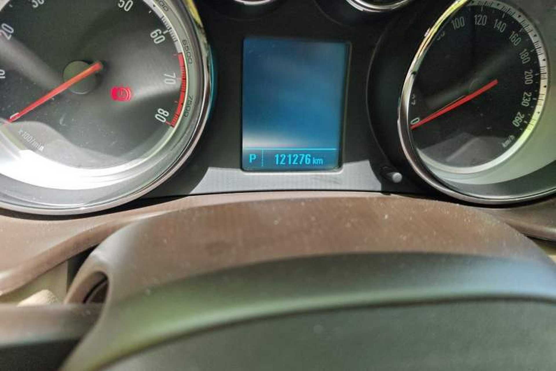 Used Buick Regal 2012 2.0L Luxury Edition Odometer Close Up