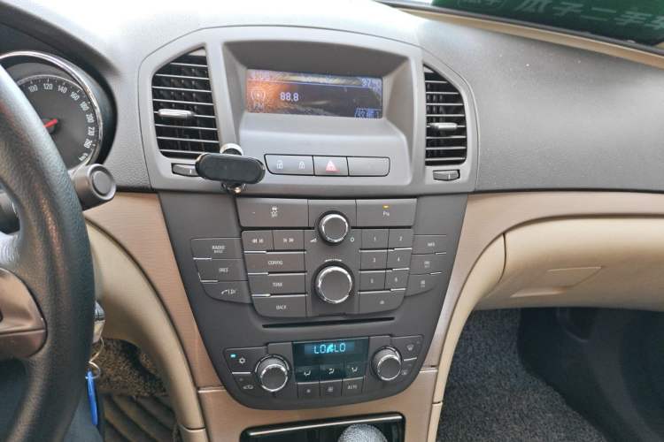 Used Buick Regal 2012 2.0L Comfort Edition Audio And AC Panel