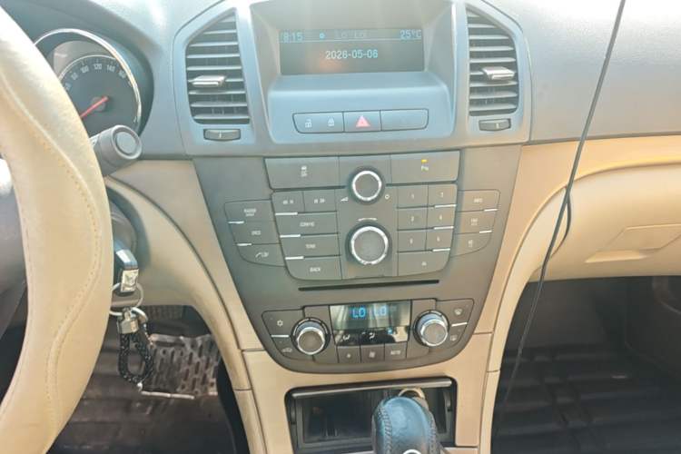 Used Buick Regal 2012 2.0L Comfort Edition Audio And AC Panel