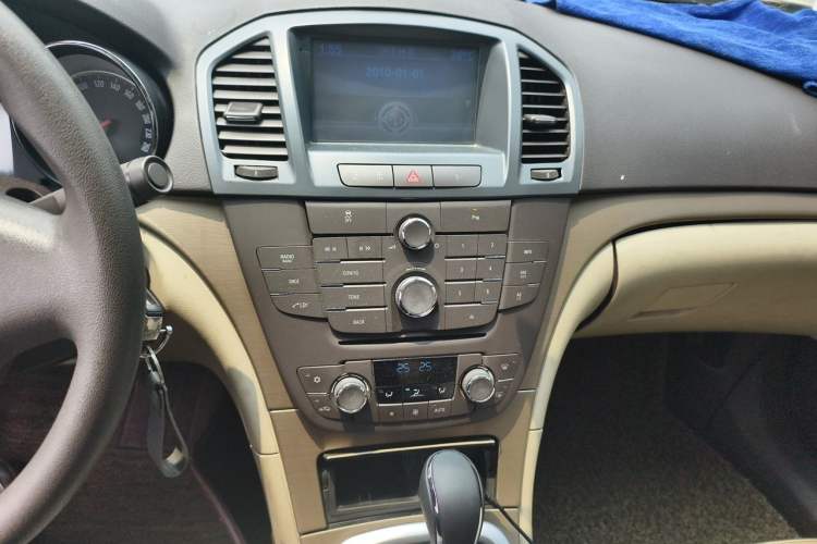 Used Buick Regal 2012 2.0L Luxury Edition Audio And AC Panel