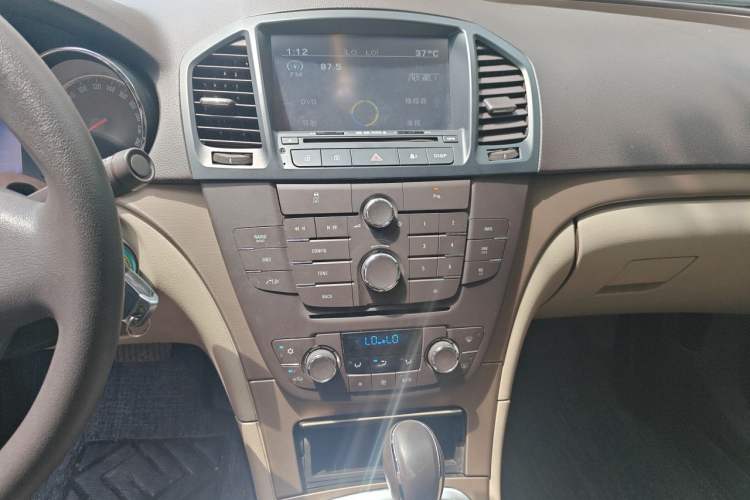 Used Buick Regal 2012 2.0L Comfort Edition Audio And AC Panel