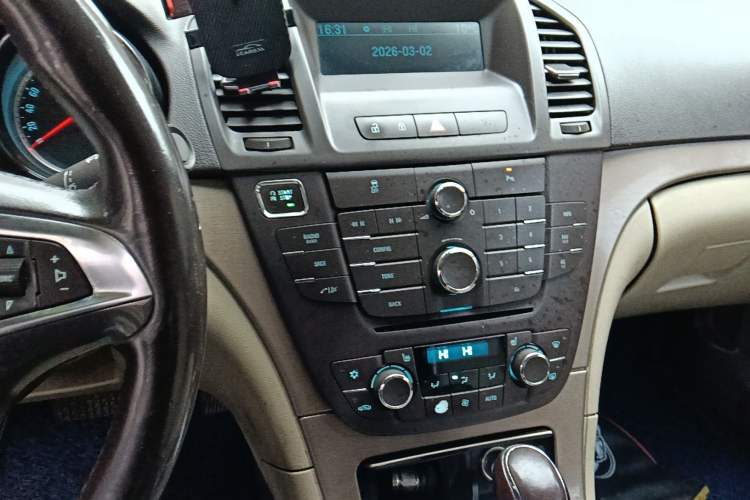 Used Buick Regal 2012 2.0L Luxury Edition Audio And AC Panel