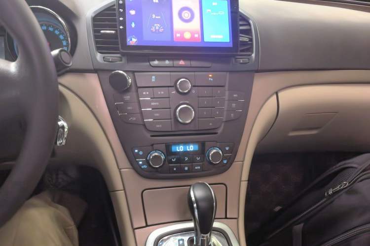 Used Buick Regal 2012 2.0L Comfort Edition Audio And AC Panel