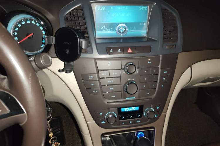 Used Buick Regal 2012 2.0L Comfort Edition Audio And AC Panel