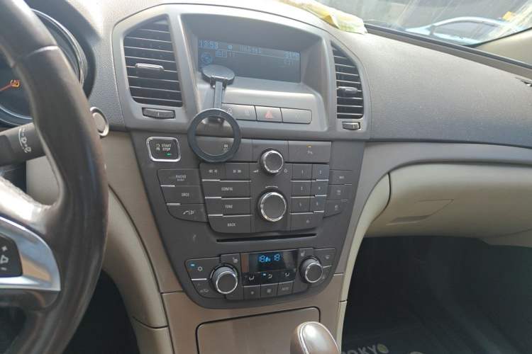 Used Buick Regal 2012 2.0L Luxury Edition Audio And AC Panel