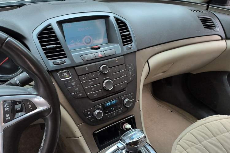 Used Buick Regal 2012 2.0L Luxury Edition Audio And AC Panel