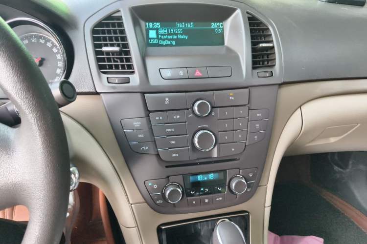 Used Buick Regal 2012 2.0L Comfort Edition Audio And AC Panel
