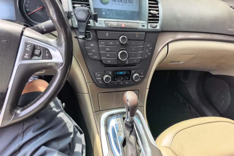 Used Buick Regal 2012 2.0L Luxury Edition Audio And AC Panel