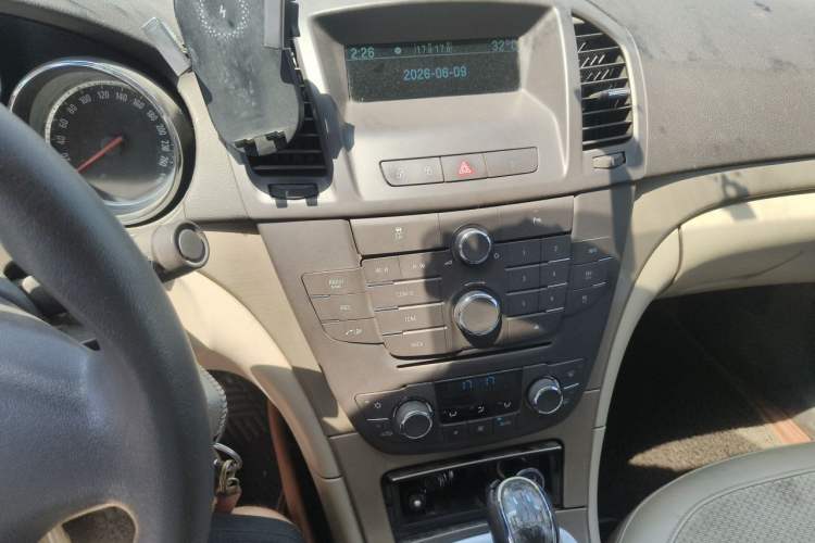 Used Buick Regal 2012 2.0L Comfort Edition Audio And AC Panel