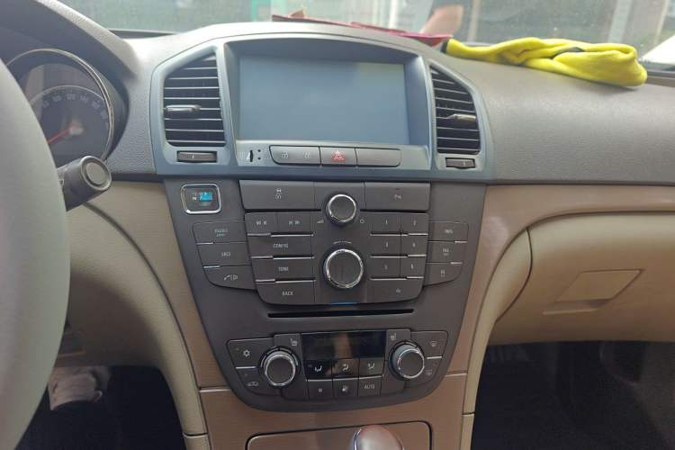 Used Buick Regal 2012 2.0L Luxury Edition Audio And AC Panel