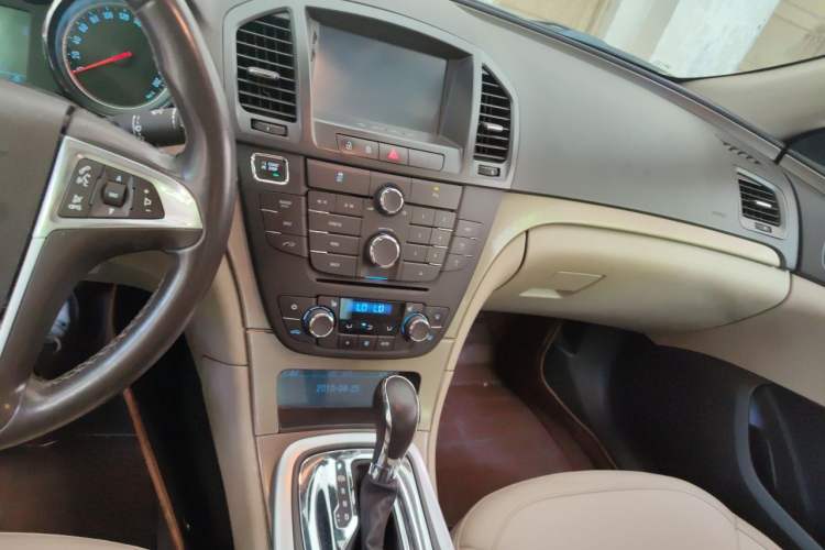 Used Buick Regal 2012 2.0L Luxury Edition Audio And AC Panel