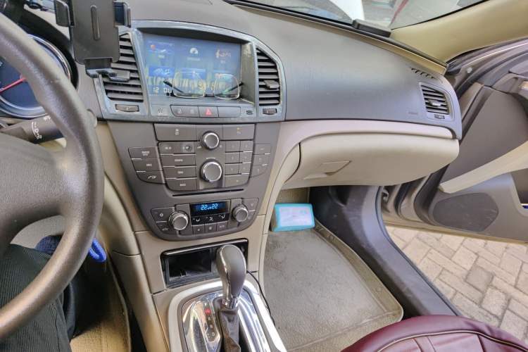 Used Buick Regal 2012 2.0L Comfort Edition Audio And AC Panel