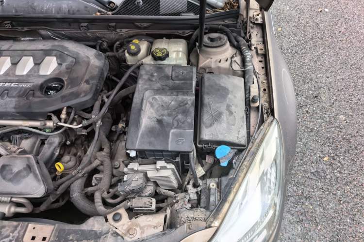 Used Buick Regal 2012 2.0L Comfort Edition Engine Bay Left