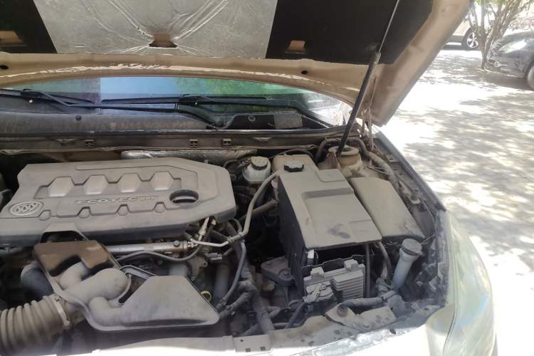 Used Buick Regal 2012 2.0L Comfort Edition Engine Bay Left