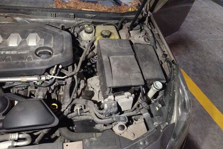 Used Buick Regal 2012 2.0L Comfort Edition Engine Bay Left