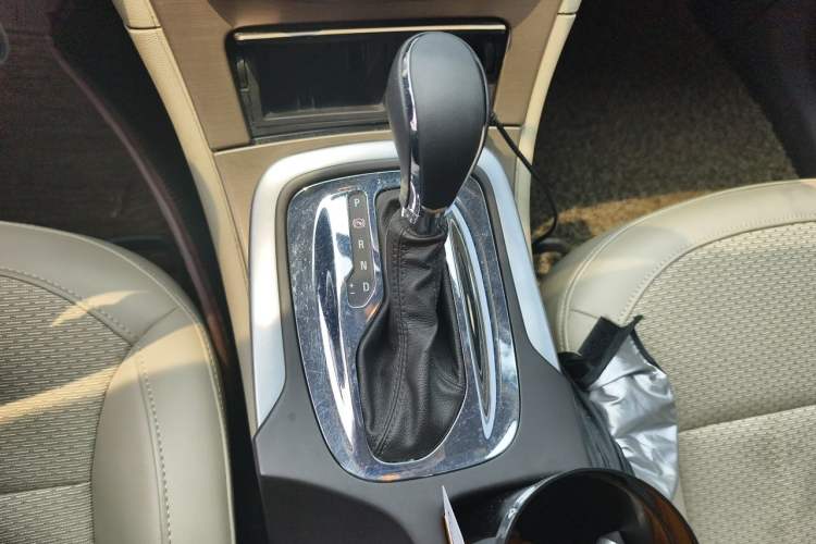 Used Buick Regal 2012 2.0L Luxury Edition Gear Lever
