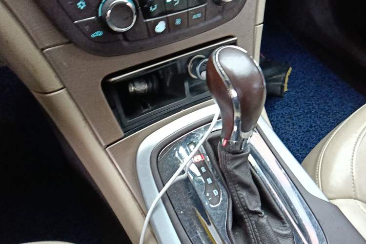 Used Buick Regal 2012 2.0L Luxury Edition Gear Lever
