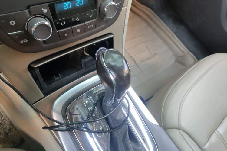 Used Buick Regal 2012 2.0L Luxury Edition Gear Lever