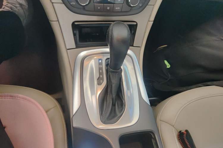 Used Buick Regal 2012 2.0L Luxury Edition Gear Lever