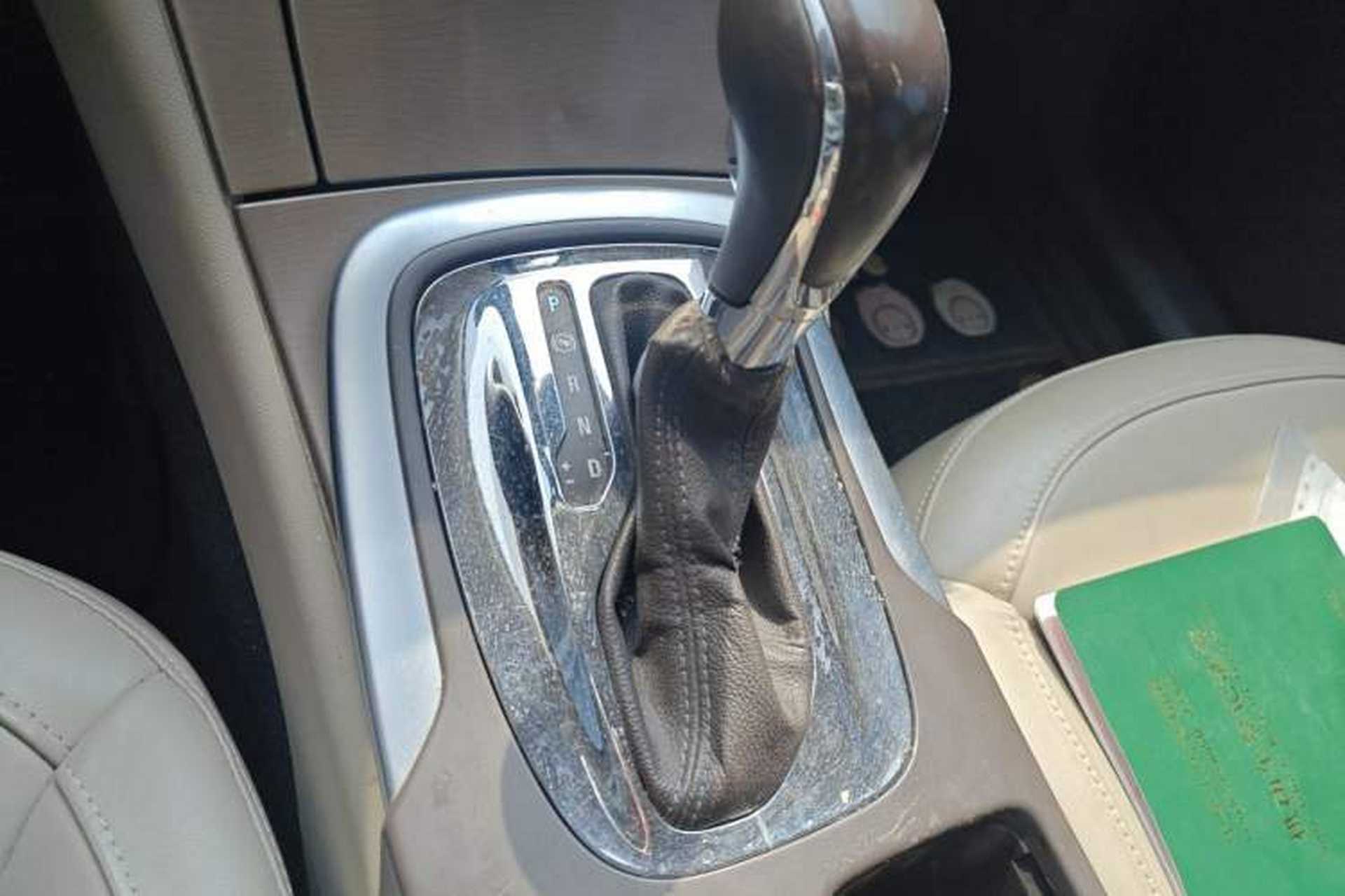Used Buick Regal 2012 2.0L Luxury Edition Gear Lever