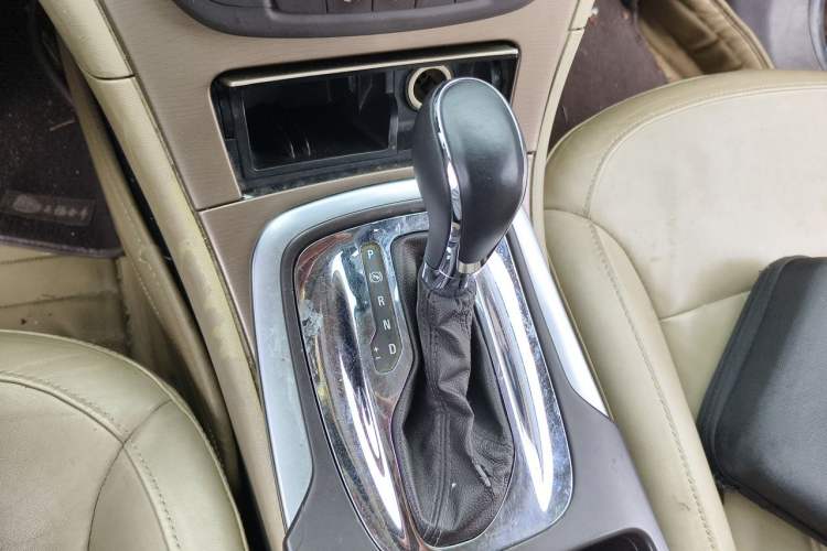 Used Buick Regal 2012 2.0L Luxury Edition Gear Lever