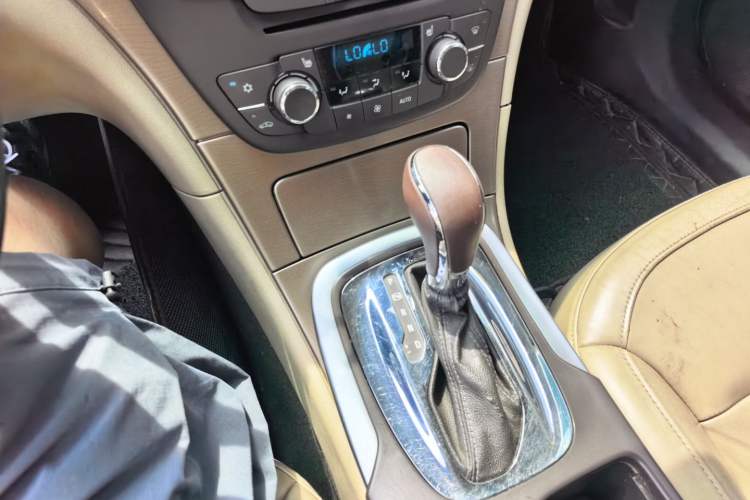 Used Buick Regal 2012 2.0L Luxury Edition Gear Lever