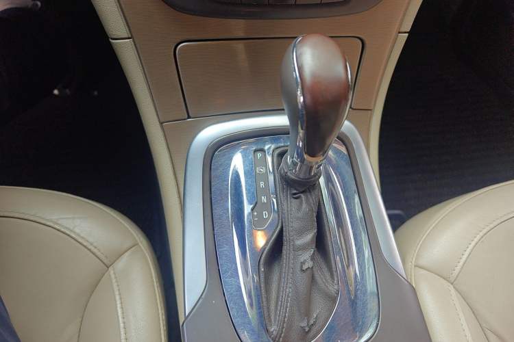 Used Buick Regal 2012 2.0L Luxury Edition Gear Lever