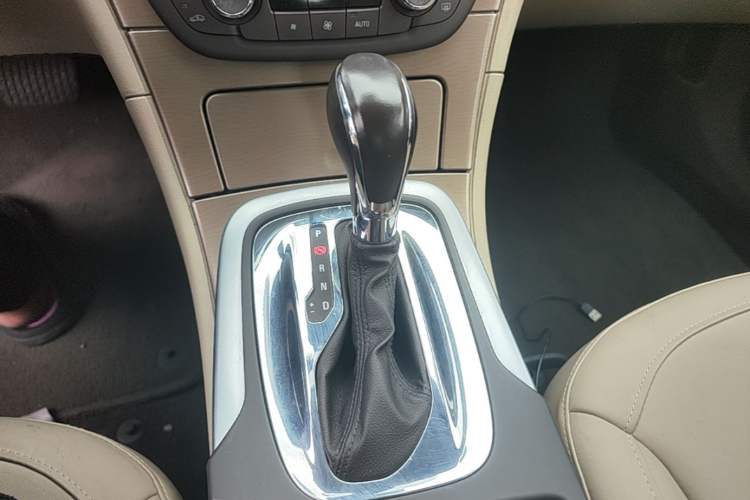 Used Buick Regal 2012 2.0L Luxury Edition Gear Lever
