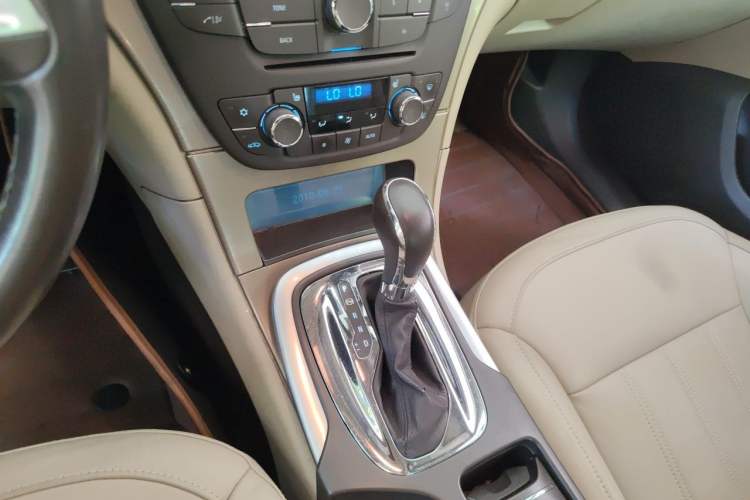Used Buick Regal 2012 2.0L Luxury Edition Gear Lever