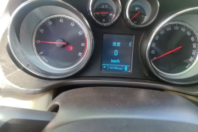 Used Buick Regal 2012 2.0L Comfort Edition Odometer Close Up