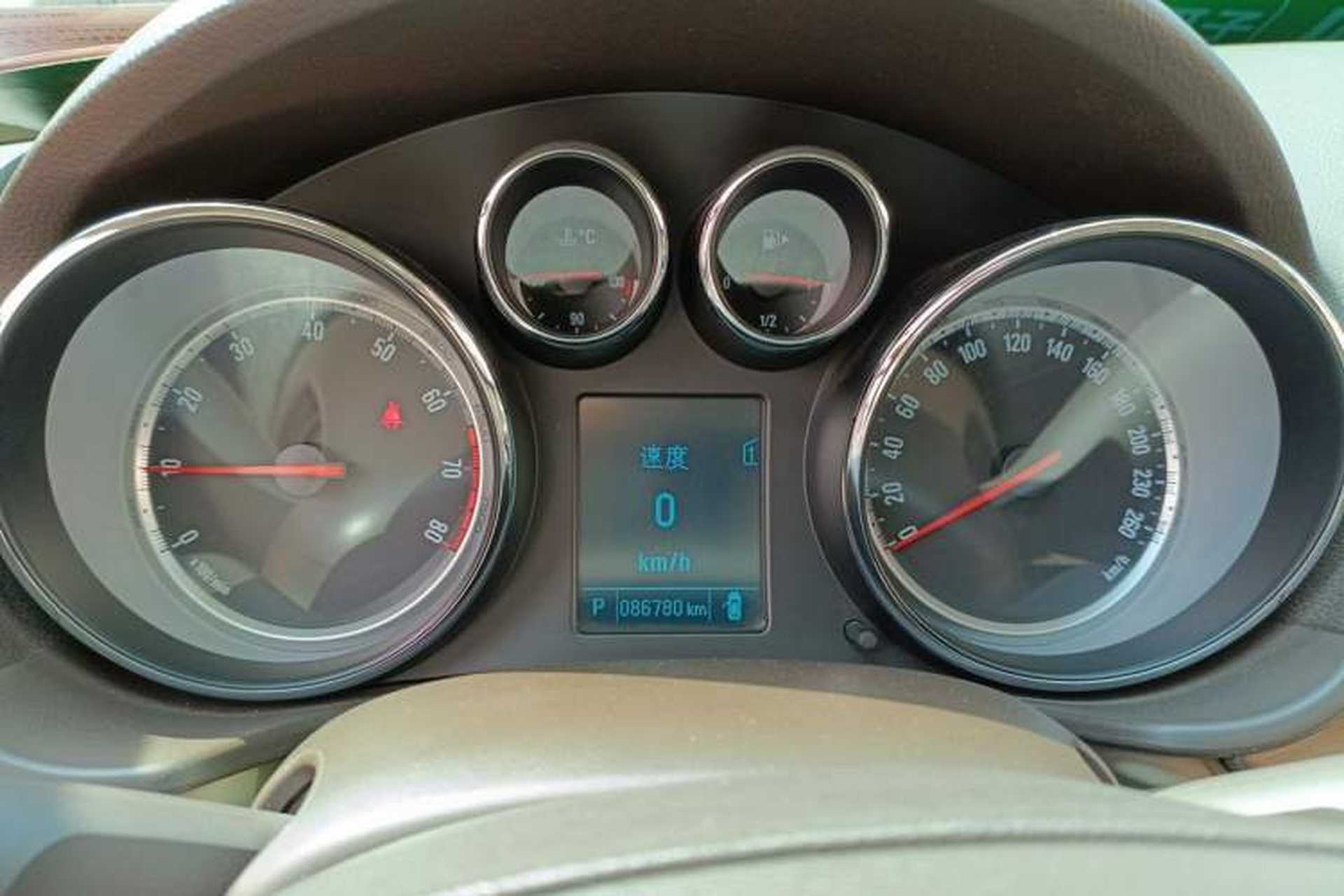 Used Buick Regal 2012 2.0L Comfort Edition Odometer Close Up