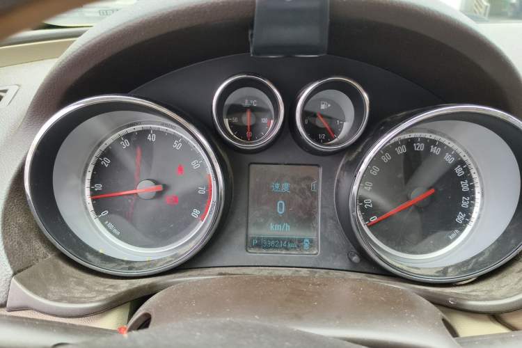 Used Buick Regal 2012 2.0L Luxury Edition Odometer Close Up