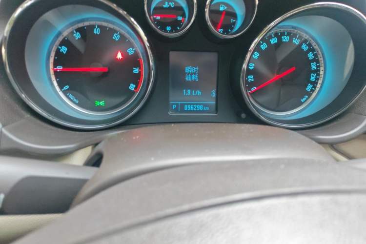 Used Buick Regal 2012 2.0L Comfort Edition Odometer Close Up